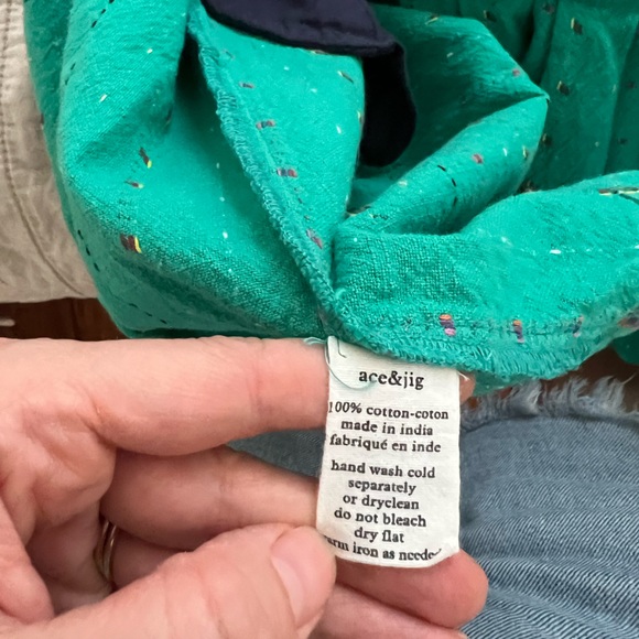 Ace and Jig Daisy in Aloha - Picture 4 of 4